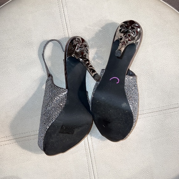 Nicole Miller silver sparkle heels. Size 6 - Picture 5 of 5